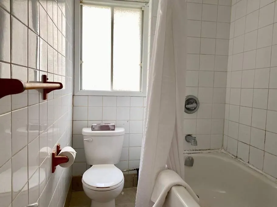 Cozy 2-Bdrm, Mid Floor, Backyard Apartment Halifax 0*,