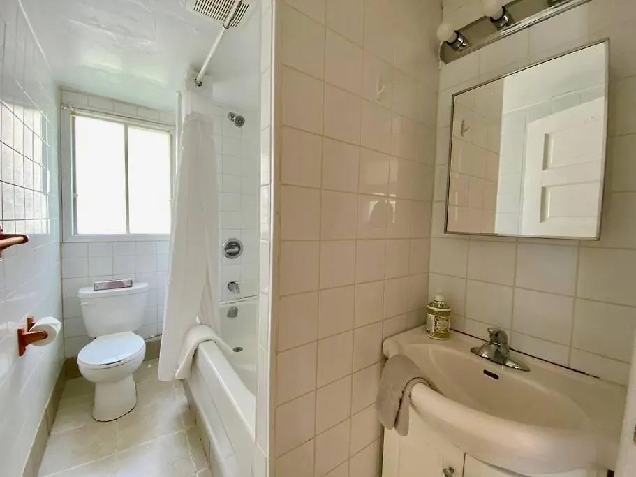 Cozy 2-Bdrm, Mid Floor, Backyard Apartment Halifax