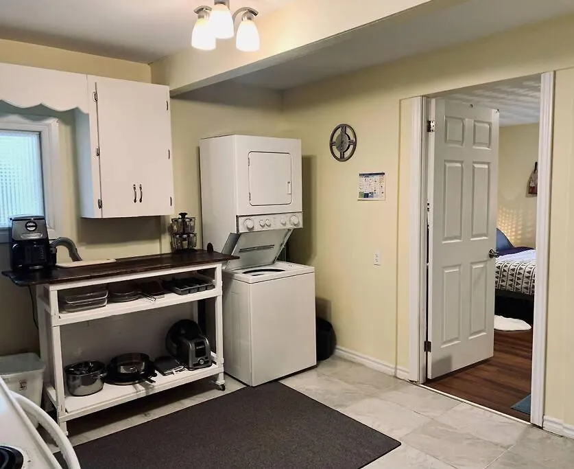 Cozy 2-Bdrm, Mid Floor, Backyard Apartment Halifax