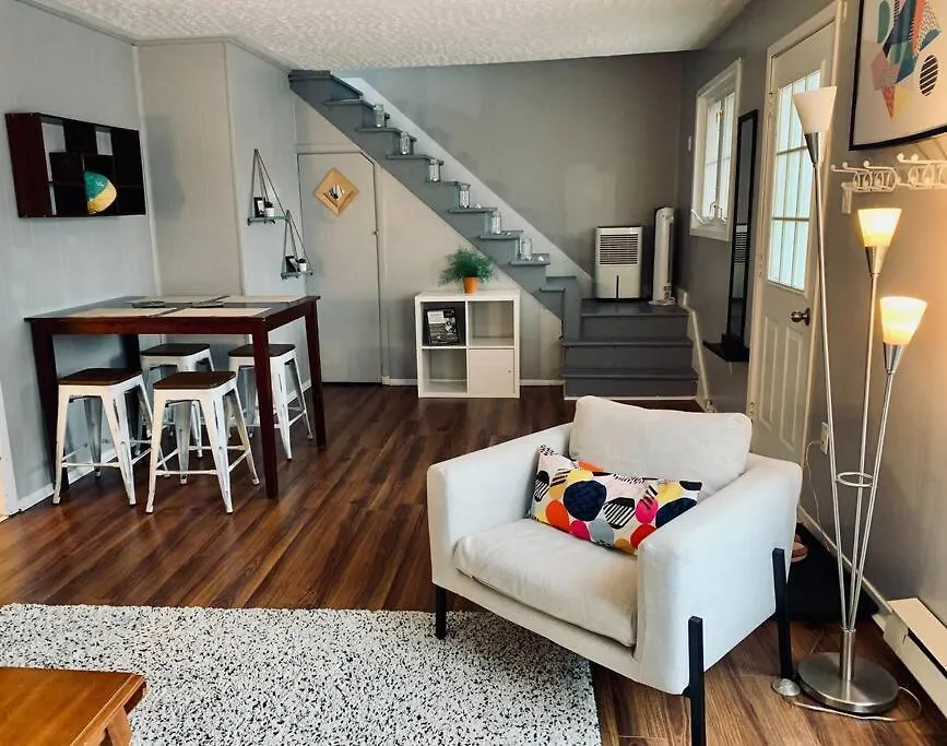 Cozy 2-Bdrm, Mid Floor, Backyard Apartment Halifax
